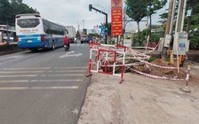 Nhiều hố sâu nguy hiểm sát lề đường