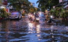 TP.HCM bất ngờ hứng mưa xối xả chiều nay: Đến tối, có tuyến đường vẫn ngập nước