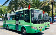 Dàn xe buýt TP.HCM rực rỡ treo cờ mừng đại lễ