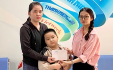 Trao tiền bạn đọc hỗ trợ cho người mẹ nuôi con bị ung thư máu