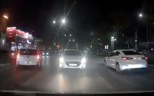 Xe ngược chiều bật đèn pha làm lóa mắt, xử lý thế nào để tránh tai nạn?