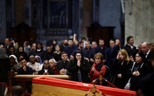 Mở cửa xuyên đêm phục vụ viếng Giáo hoàng Francis