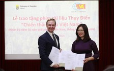 Thụy Điển tặng phim tài liệu Chiến thắng của VN