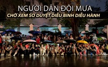 Người dân đội mưa chờ xem sơ duyệt diễu binh diễu hành