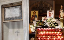 Bất ngờ mộ phần giản dị của Giáo hoàng Francis