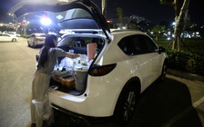 Những quầy hàng rong trên ô tô tiền tỉ ở Hạ Long