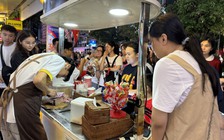 Hàng quán ở trung tâm TP.HCM tối nay: Khách xếp hàng dài, nhân viên căng mình phục vụ