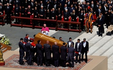 Hàng trăm ngàn người dự tang lễ Giáo hoàng Francis, mong di sản sống mãi