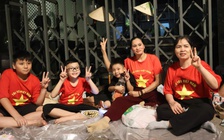 Hơn 0 giờ, cả ngàn người quyết định ngủ lề đường chờ tổng duyệt diễu binh 30.4 sáng nay