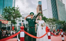 Chụp ảnh kỷ niệm 35 năm ngày cưới trước dàn đại bác dịp lễ 30.4