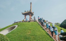 Dòng người thành kính viếng hương tại Thành cổ Quảng Trị dịp 30.4