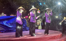 Khán giả và nghệ sĩ 'đội mưa', đắm chìm trong chương trình nghệ thuật