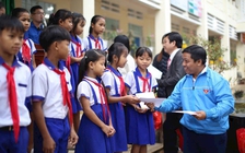 Người anh hỗ trợ hàng chục công trình thanh niên 
'Thắp sáng đường quê'