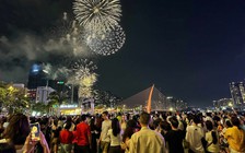 Ngay lúc này, đông nghẹt người ở bến Bạch Đằng xem pháo hoa sáng rực bầu trời TP.HCM