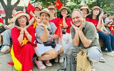 Phố đi bộ Nguyễn Huệ nườm nượp người, khách Tây thích thú check-in lễ 30.4