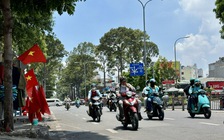 TP.HCM tiếp tục nắng nóng, cảnh báo ngập vì triều cường