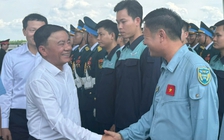 Thường trực Ban Bí thư Trần Cẩm Tú thăm, tặng quà các khối diễu binh lễ 30.4