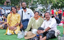 Trải bạt chờ xem pháo hoa ở TP.HCM tối nay, gia đình du khách Ấn Độ chia sẻ bất ngờ