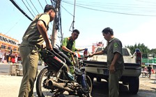 Phát hiện xe máy bể nát nằm trên đường, không rõ nguyên nhân