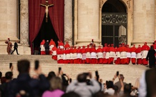 Các hồng y chuẩn bị tìm kiếm người kế nhiệm cố Giáo hoàng Francis