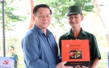 Ông Nguyễn Trọng Nghĩa dâng hương tưởng niệm các anh hùng liệt sĩ tại Bình Phước
