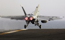 Tàu sân bay Mỹ cua gấp né hỏa lực Houthi làm tiêm kích F/A-18 rơi xuống biển