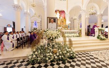 Người Công giáo TP.HCM đến nhà thờ Tân Định cầu nguyện cho cố Giáo hoàng Francis