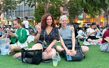 2 cô gái Brazil chờ xem trình diễn drone trên sông Sài Gòn: 'Sẽ là đêm đặc biệt!'