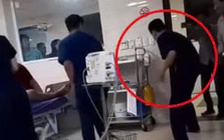 Người nhà la hét, đạp vào bụng bác sĩ đang cấp cứu bệnh nhi ngừng tim