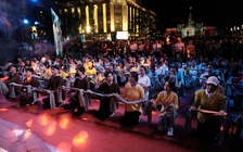 Hàng ngàn người tham gia trình diễn nghệ thuật cộng đồng 'Vũ hội khăn rằn'