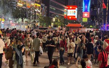 Trước ngày diễu binh 30.4, phố đi bộ Nguyễn Huệ 'không còn chỗ trống', người dân trải bạt xuyên đêm