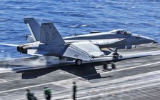 Tàu sân bay Mỹ cua gấp né đạn Houthi, tiêm kích FA-18 rơi xuống biển