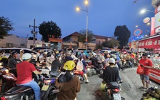 Nghỉ lễ 30.4 - 1.5: TP.HCM ùn ùn người xe ở khu trung tâm, sân bay