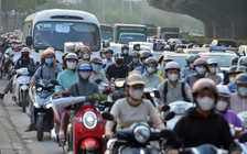 Đường phố Hà Nội ùn tắc nghiêm trọng, CSGT phát loa nhắc người dân đi đúng luật