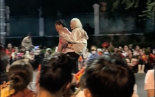 Điều gì khiến con gái 55 tuổi cõng mẹ 100 tuổi đi xem diễu binh 30.4?