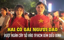Hai cô gái người Dao rực rỡ trong tà áo dài chờ xem diễu binh