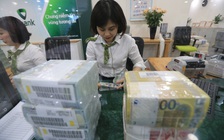 Giá USD 'nóng', tăng lên 26.000 đồng