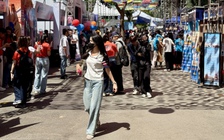 Khách đội nắng tìm tour khuyến mãi ở Ngày hội Du lịch TP.HCM