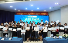 Báo Thanh Niên trao chứng nhận cho sinh viên ngành quan hệ công chúng Trường ĐH Văn Lang