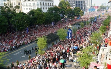 50 năm có một ngày, hàng chục ngàn người dân chật kín cung đường diễu binh 30.4: Tổ quốc trong tim mọi người