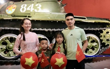 Người dân xếp hàng check-in với xe tăng 843 húc đổ cổng Dinh Độc Lập