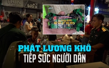 Bộ đội phát lương khô, người dân đợi xem diễu binh không sợ đói
