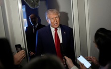 Ông Trump để ngỏ cửa đàm phán về thuế đối ứng, sắp đánh thuế chất bán dẫn