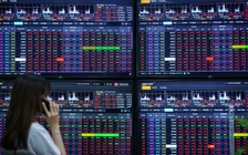Hơn 45.000 tỉ đồng gom mua cổ phiếu, VN-Index lấy lại mốc 1.200 điểm
