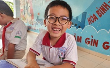 Bất ngờ với học sinh đọc sách quên ngủ, mê sách tiếng Anh