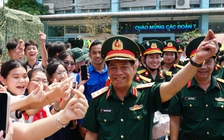 Thượng tướng Nguyễn Văn Nghĩa 'bắn tim' khiến học sinh thích thú