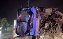 Quảng Trị: Sau tai nạn, xe chở 38 hành khách lật ngang, 3 người bị thương
