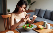 Khoa học nói gì về việc 'vừa ăn vừa dùng điện thoại'?
