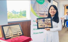 Cô giáo vẽ tranh từ hạt gạo