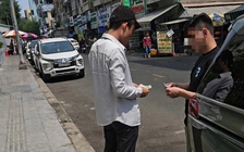 Dẹp nạn thu phí đỗ xe 'lụi' không khó, sao cứ để bức xúc kéo dài?